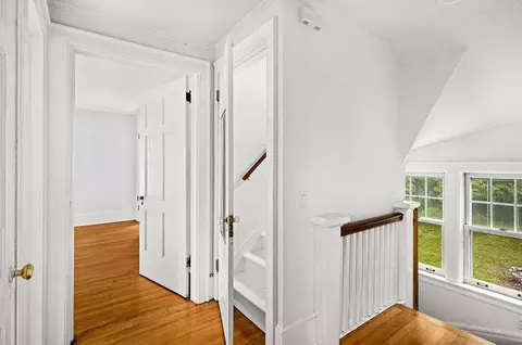 Entry Way - 2711 E 8th St, Duluth, MN 55812 photo 6 of 7