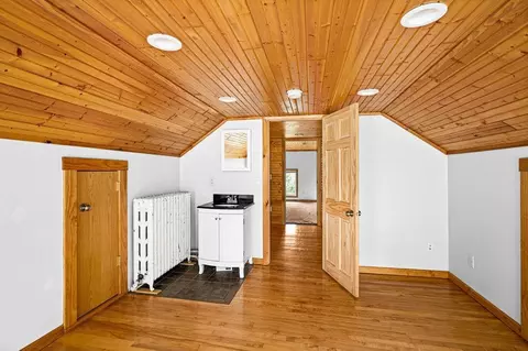 Entry Way - 2711 E 8th St, Duluth, MN 55812 photo 4 of 7