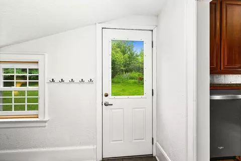 Entry Way - 2711 E 8th St, Duluth, MN 55812 photo 2 of 7
