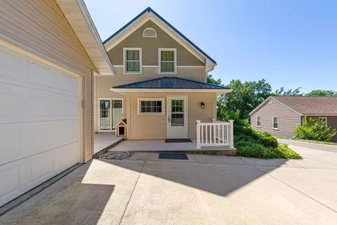 Exterior - 104 River St, Jackson, MN 56143 photo 4 of 5