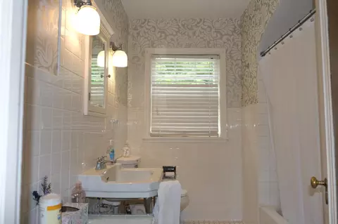 Bath - 401 Logan Ave, Jackson, MN 56143 photo 2 of 2