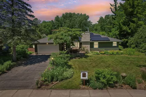 2955 Regent Ave N, Golden Valley, MN 55422