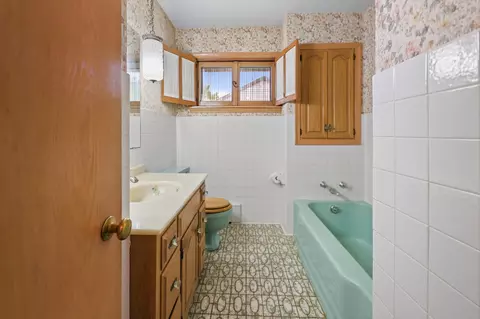 Bath - 1505 8th Ave N, Saint Cloud, MN 56303 photo 1 of 4