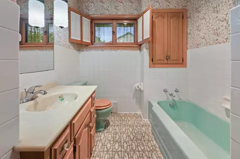 Bath - 1505 8th Ave N, Saint Cloud, MN 56303 photo 2 of 4