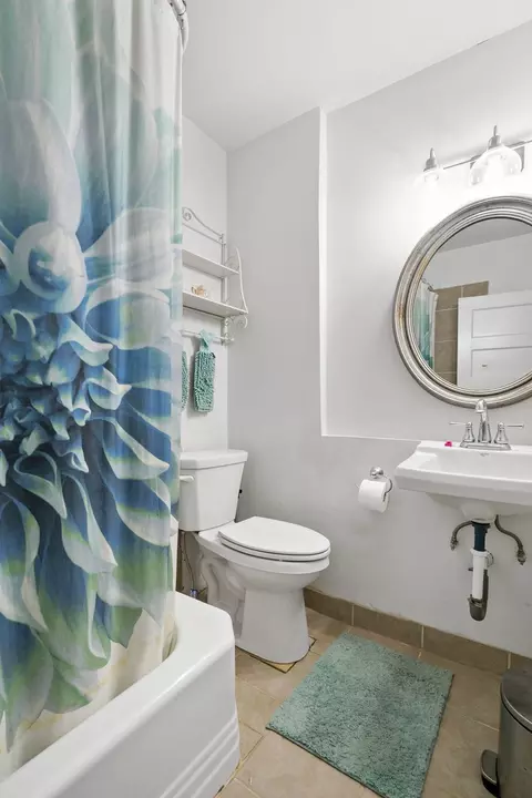 Bath - 1036 Geranium Ave E, Saint Paul, MN 55106 photo 1 of 1