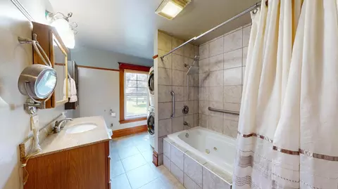 Bath - 1426 Circle Dr, Albert Lea, MN 56007 photo 2 of 3