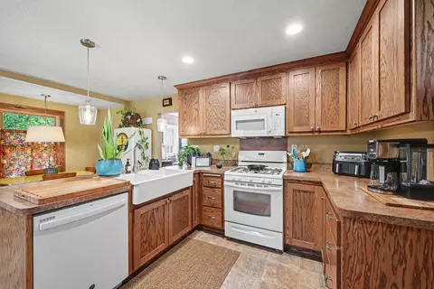 1260 Woodbridge St, Saint Paul, MN 55117