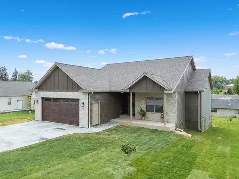 426 8th St SW, Pine Island, MN 55963