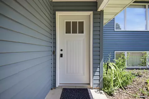 Entry Way - 717 Colonial Cir, Faribault, MN 55021 photo 1 of 3