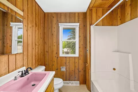 Bath - 126 E Niagara St, Duluth, MN 55811 photo 1 of 2