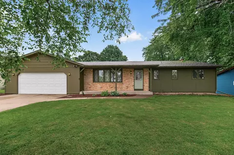 1589 Crest Dr, Chaska, MN 55318