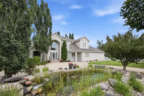 4825 Meadow Creek Dr S, Fargo, ND 58104