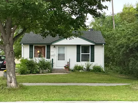 1912 N 6th Ave N, Moorhead, MN 56560
