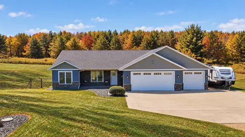 911 67th Ave, Hudson, WI 54016