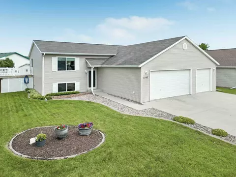 1707 Huntington Dr, West Fargo, ND 58078