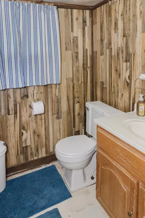 Bath - 924 3rd Ave NE, Brainerd, MN 56401 photo 1 of 3