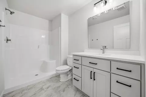 Bath - 7494 Eagle Pointe Dr S, Fargo, ND 58104 photo 3 of 3