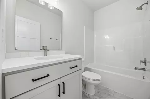 Bath - 7494 Eagle Pointe Dr S, Fargo, ND 58104 photo 2 of 3