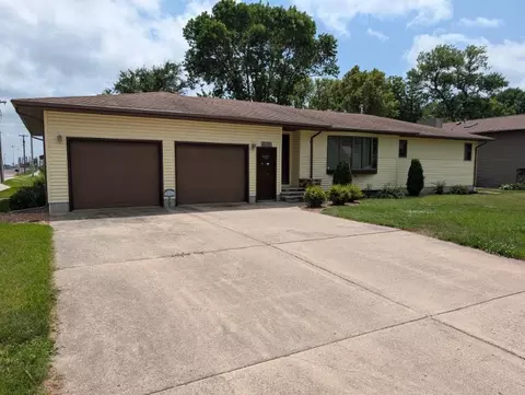 600 8th St SW, Wells, MN 56097