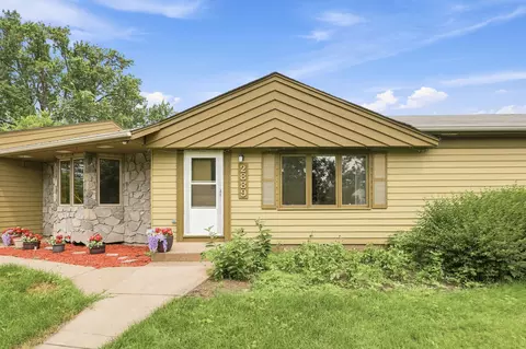 2889 Simpson St, Roseville, MN 55113