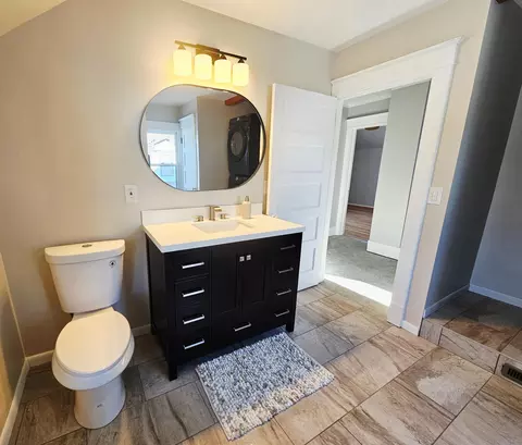 Bath - 914 N 4th St, Montevideo, MN 56265 photo 5 of 8