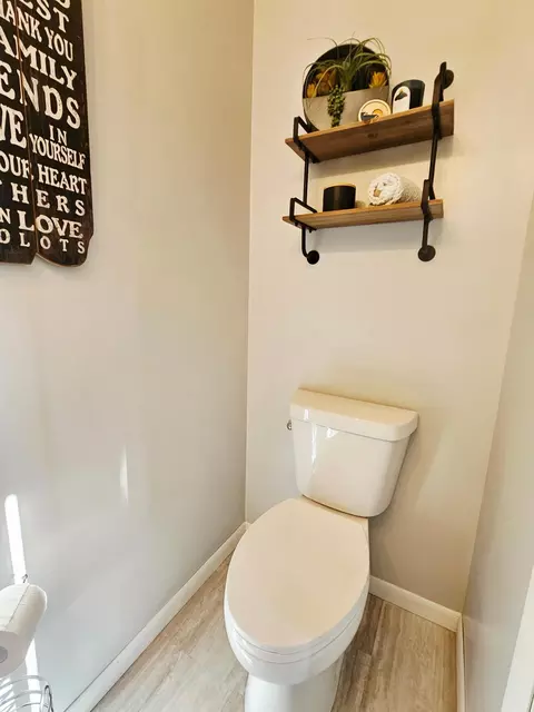 Bath - 914 N 4th St, Montevideo, MN 56265 photo 3 of 8