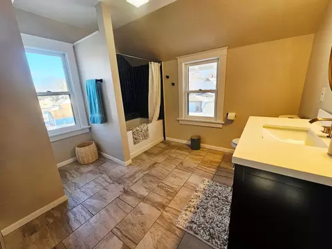Bath - 914 N 4th St, Montevideo, MN 56265 photo 4 of 8