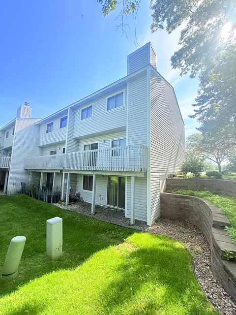 2224 Tower Ct, Woodbury, MN 55125