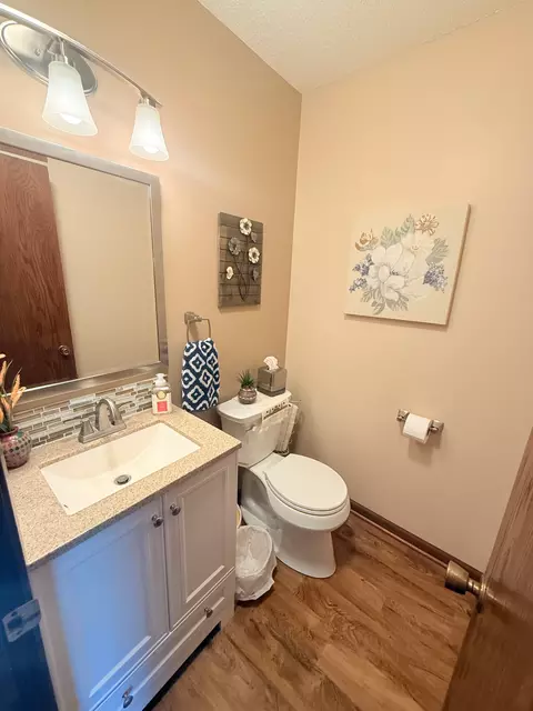 2224 Tower Ct, Woodbury, MN 55125