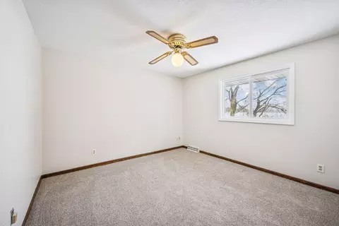 Bedroom - 7050 Pioneer Trl, Greenfield, MN 55357 photo 3 of 6