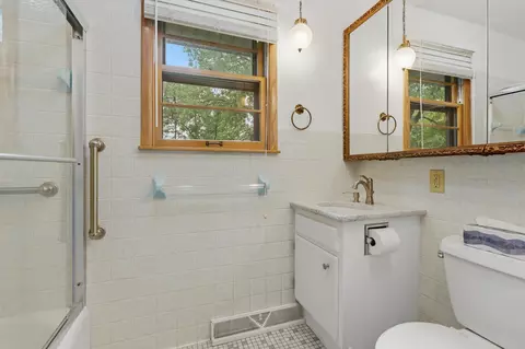 Bath - 1625 9th Ave SE, Saint Cloud, MN 56304 photo 2 of 2