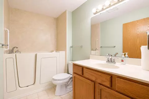 Bath - 2102 Oak Tree Ln #A, Austin, MN 55912 photo 1 of 4