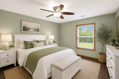 Bedroom - 2102 Oak Tree Ln #A, Austin, MN 55912 photo 1 of 5