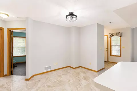 Entry Way - 2102 Oak Tree Ln #A, Austin, MN 55912 photo 3 of 3