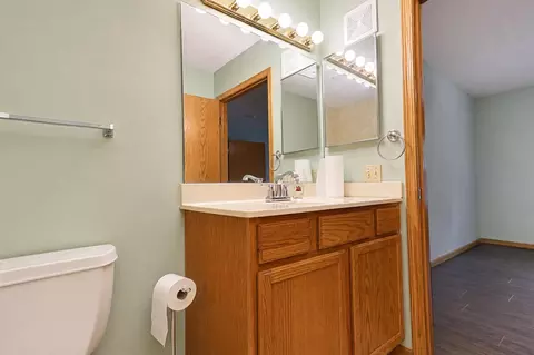 Bath - 2102 Oak Tree Ln #A, Austin, MN 55912 photo 2 of 4