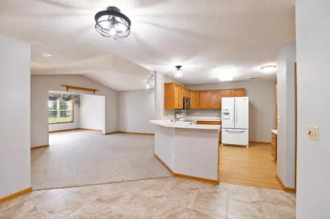 Entry Way - 2102 Oak Tree Ln #A, Austin, MN 55912 photo 2 of 3