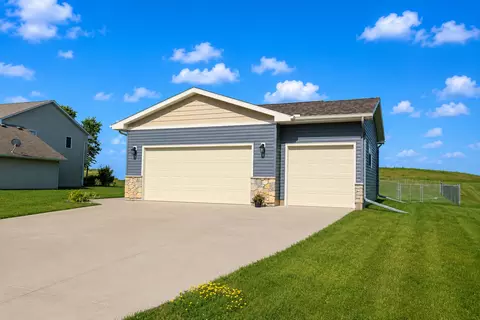 Exterior - 906 7th Ave, Wanamingo, MN 55983 photo 5 of 11
