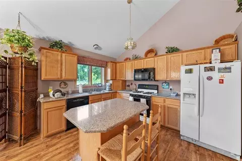 Kitchen - 5867 Bartlett Blvd, Mound, MN 55364 photo 2 of 3
