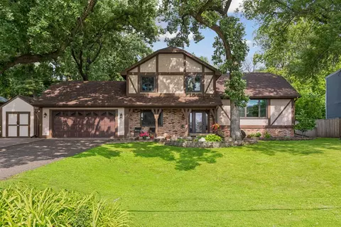 2480 Ariel St N, North Saint Paul, MN 55109