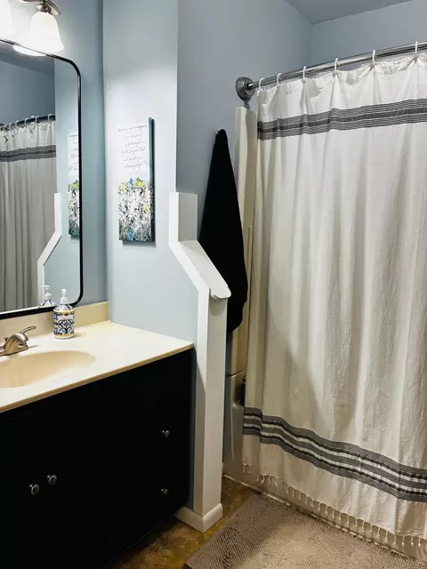Bath - 765 Des Moines Dr, Windom, MN 56101 photo 1 of 3
