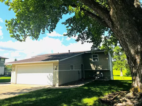 765 Des Moines Dr, Windom, MN 56101