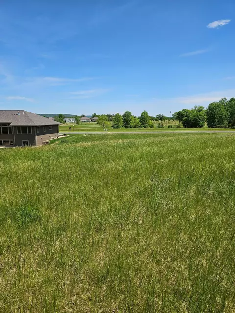 141 Hillwood Dr, Lake City, MN 55041