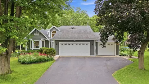 4067 Stockdale Dr, Vadnais Heights, MN 55127