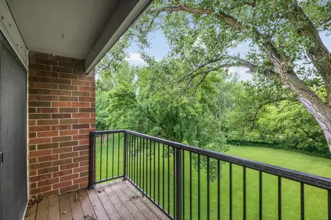 4 Pine Tree Dr #321, Arden Hills, MN 55112