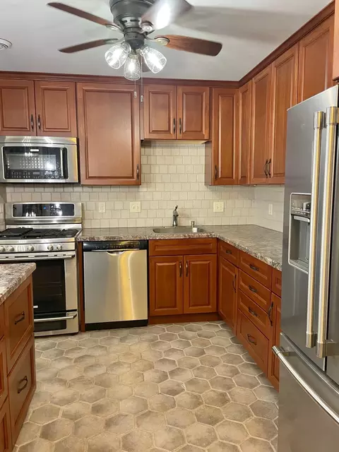 9809 Cimarron Trl, Minnetonka, MN 55305