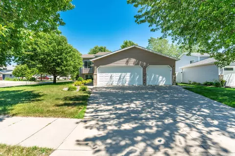 624 29th St N, Moorhead, MN 56560