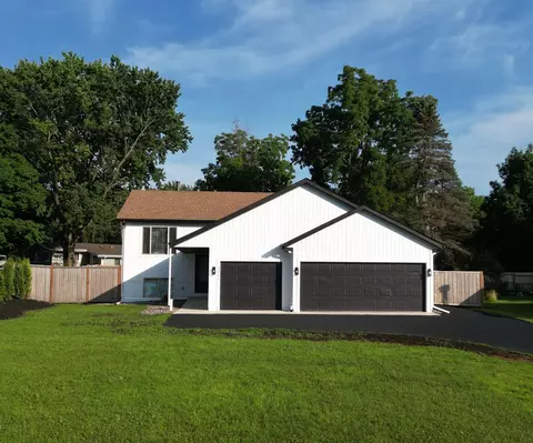Exterior - 2011 Lake View Dr, Jordan, MN 55352 photo 4 of 9
