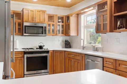 Kitchen - 512 6th Ave SW, Austin, MN 55912 photo 3 of 11