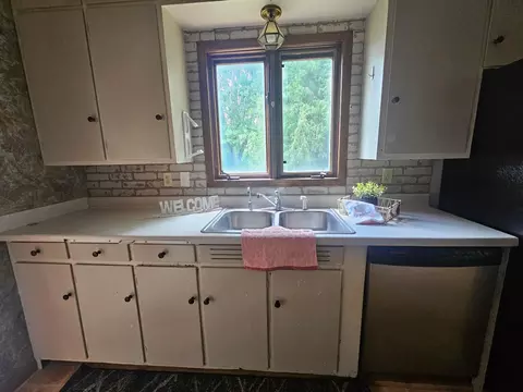 237 E Nelson Ave, Warren, MN 56762 photo 4