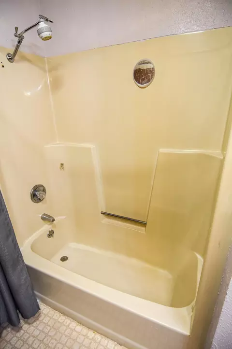Bath - 237 E Nelson Ave, Warren, MN 56762 photo 4 of 4